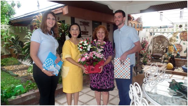 Überraschungsbesuch von den ersten Gratulanten (von links) Hannah Heichen, Khun Radchada Chomjinda und Christian Frick. Khun Laem ist auf diesem Foto leider nicht zu sehen, da sie es knipste. Ich bin aber bereits ernsthaft am überlegen, wie ich meine 2 Hunde und 8 Katzen trainieren kann, damit sie Fotos machen können...