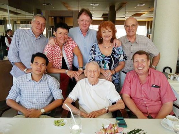 Überraschungs-Mittagessen bei Bruno’s. Mit dabei sind (sitzend von links) Pasit Foobunma, Archie Dunlop und Brian Songhurst. In der hinteren Reihe stehen von links: Peter Barnwell, Magdalena Rittinghaus, Allan Riddell, Elfi Seitz und Tony Portman. Überraschungs-Mittagessen bei Bruno’s. Mit dabei sind (sitzend von links) Pasit Foobunma, Archie Dunlop und Brian Songhurst. In der hinteren Reihe stehen von links: Peter Barnwell, Magdalena Rittinghaus, Allan Riddell, Elfi Seitz und Tony Portman.