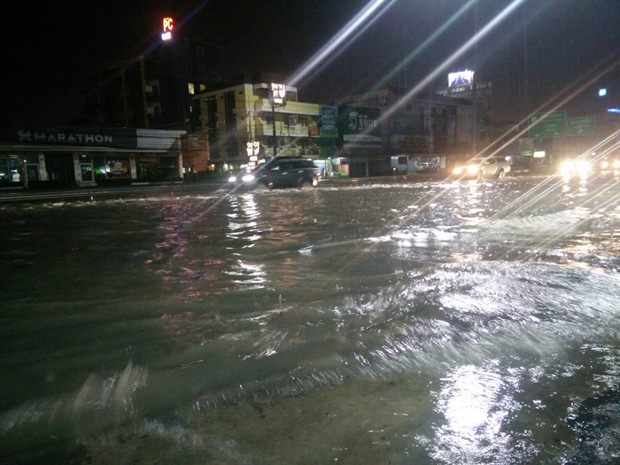 Das Hochwasser bei der Pattaya Schule maß bis über einen Meter. Das Hochwasser bei der Pattaya Schule maß bis über einen Meter.