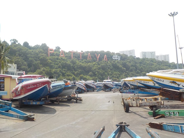 Der Parkplatz für Autos ist überladen mit Booten. 