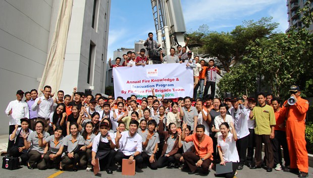 Über 200 Angestellte des Amari Pattaya nehmen an der Feuerlöschübung teil. Über 200 Angestellte des Amari Pattaya nehmen an der Feuerlöschübung teil.