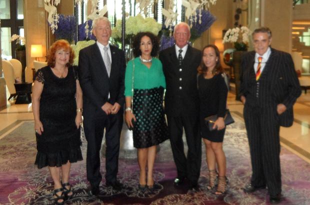 Vor dem Fest versammeln sich (von rechts) Axel Brauer, Bo Brauer, Gerrit Niehaus, Anselma Niehaus, Dr. Jürgen Koppelin und Elfi Seitz im Hotel Kempinski. 