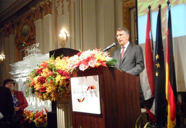 Botschafter Peter Prügel bei seiner Festansprache.