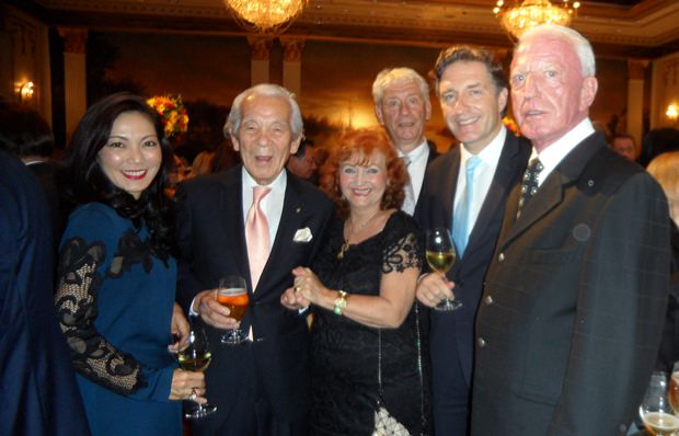 (Von rechts) Gerrit Niehaus, Österreichs Botschafter Enno Drofenik, Dr. Jürgen Koppelin, Elfi Seitz, Iwao Sekiguchi und Juli Sekiguchi-Drofenik. (Von rechts) Gerrit Niehaus, Österreichs Botschafter Enno Drofenik, Dr. Jürgen Koppelin, Elfi Seitz, Iwao Sekiguchi und Juli Sekiguchi-Drofenik.