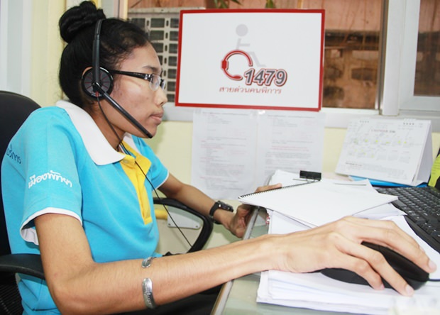 Das Call Center 1470 hilft anderen Behinderten in ganz Thailand. Das Call Center 1470 hilft anderen Behinderten in ganz Thailand.