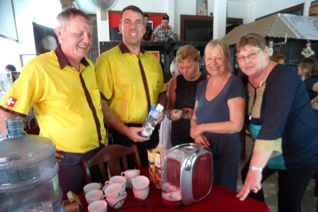 Die beiden Chicco d’oro Kaffeekünstler Thomas Kaercher und Adrian Aegerter zeigen den Plauderstunden Damen wie Kaffee gemacht wird. 