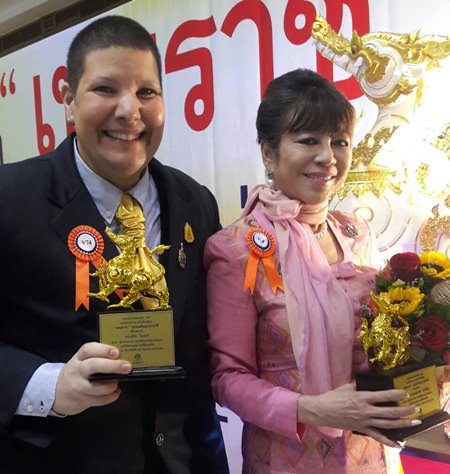 (Von rechts) Mom Rajawongse Malinee und Dr. Dirk Weeber Arayatumsopon. (Von rechts) Mom Rajawongse Malinee und Dr. Dirk Weeber Arayatumsopon.