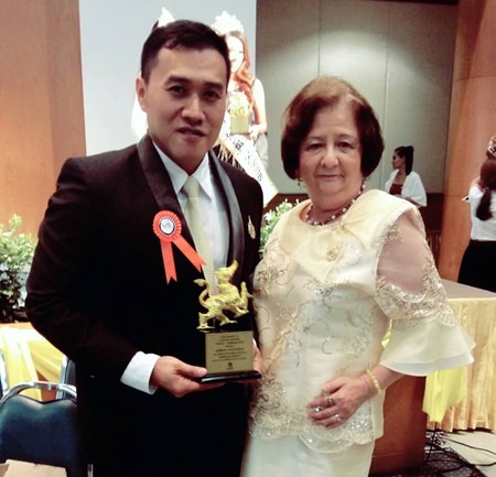 Janet Henry (Photografin und internationale Koordinatorin von Phuenthai German) mit Wuttipong Arayatumsopon. Janet Henry (Photografin und internationale Koordinatorin von Phuenthai German) mit Wuttipong Arayatumsopon.