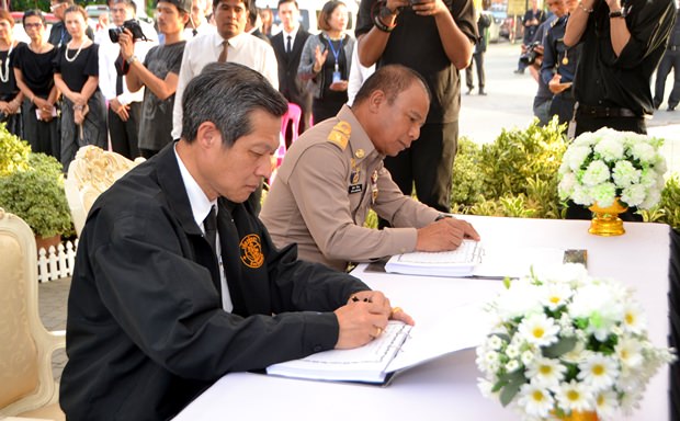 Pakarathorn Tienchai (rechts) der Gouverneur Chonburis unterzeichnet das ausgelegte Kondolenzbuch. 