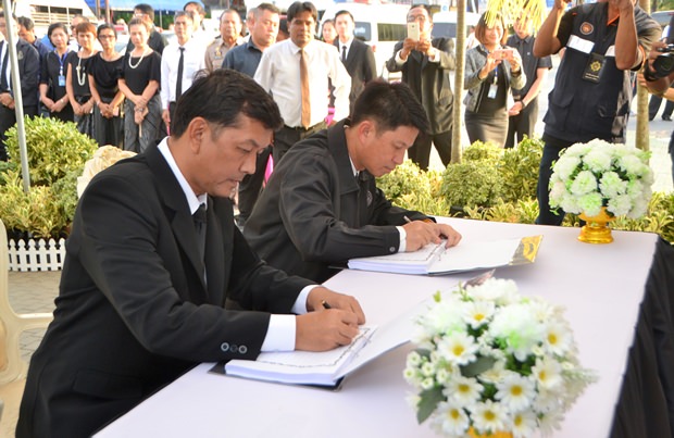 Auch der amtierende Bürgermeister Chanatpong Sriwised unterzeichnet das Buch. 
