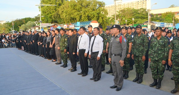 Polizisten Militärangehörige, Beamte und Zivilpersonen nehmen an der Trauerfeier teil. 