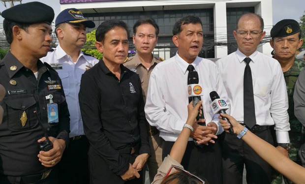 Chaowalit Saeng-Uthai, der Vizegouverneur Chonburis, sucht gemeinsam mit Militärangehörigen und der Banglamung Behörde nach neuen Möglichkeiten. Chaowalit Saeng-Uthai, der Vizegouverneur Chonburis, sucht gemeinsam mit Militärangehörigen und der Banglamung Behörde nach neuen Möglichkeiten.