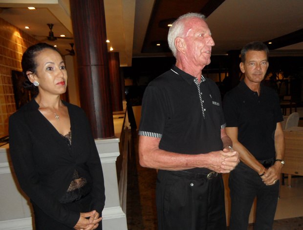 (Von links) Anselma und Gerrit Hiehaus, sowie Rudolf Hofer begrüßem die Tiroler Musikanten im Thai Garden Resort. (Von links) Anselma und Gerrit Hiehaus, sowie Rudolf Hofer begrüßem die Tiroler Musikanten im Thai Garden Resort.