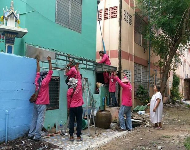 Arbeiter entfernen die illegal erbauten Dächer und Patios.