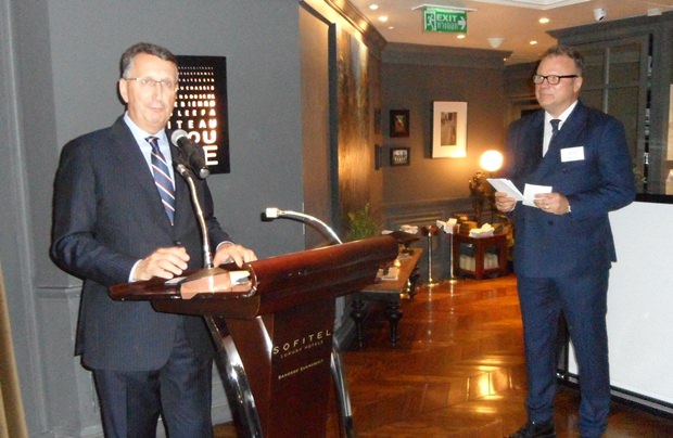 Der deutsche Botschafter Peter Prügel bei seiner Ansprache. Martin Klose (rechts) hört ihm aufmerksam zu. 