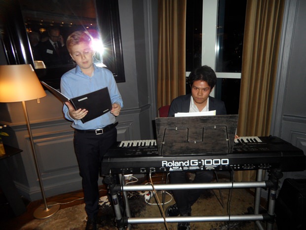 Der junge Sänger Raphael mit Pianobegleitung von Vorarat Wattanasombat. 