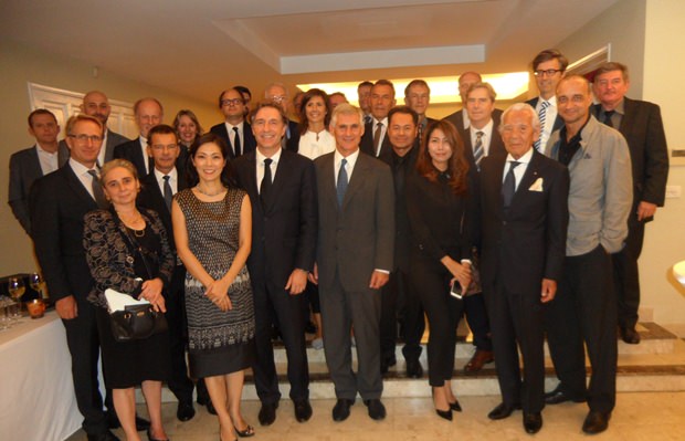 Dr. Michael Linhart (1. Reihe, 4. von links) im Kreise der geladenen österreichischen Unternehmer. Links neben ihm steht Botschafter Enno Drofenik und dessen Gattin Juli. 