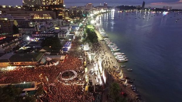 In dr Abenddämmerung über der Pattaya Bay versammelten sich Tausende Menschen an der Beachroad, der Central Road und den Sois zur Gedächtnisfeier. 