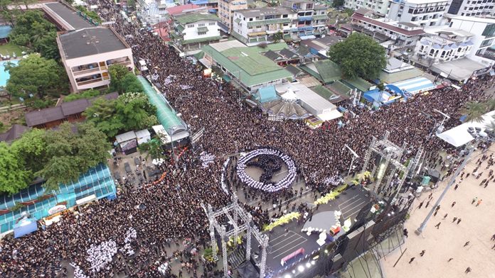 Mehr als 1.000 Boote und Jetskis formen ein großes Herz und in der Mitte desselben die thailändische Zahl Neun um König Rama IX zu ehren. Mehr als 1.000 Boote und Jetskis formen ein großes Herz und in der Mitte desselben die thailändische Zahl Neun um König Rama IX zu ehren.