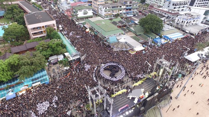 Mehr als 1.000 Boote und Jetskis formen ein großes Herz und in der Mitte desselben die thailändische Zahl Neun um König Rama IX zu ehren. 