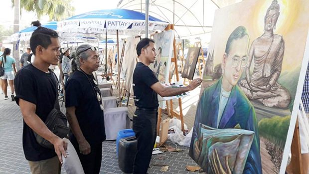 Lokale un dnationale Künstler fertigten Gemälde und Zeichnungen Seiner Majstät des Königs und stellten dies entlang der Beach Road aus. 