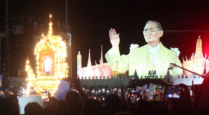 Ein Kind, das sich glücklich schätzen kann unter der Regentschaft von König Rama IX geboren zu sein. 