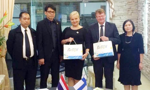 L-2 Chalerm Wimuktayon und Suladda Saruthilawan begrüßen die finnische Botschafterin Satu Suikkari-Kleven und ihre Mitarbeiter. L-2 Chalerm Wimuktayon und Suladda Saruthilawan begrüßen die finnische Botschafterin Satu Suikkari-Kleven und ihre Mitarbeiter.
