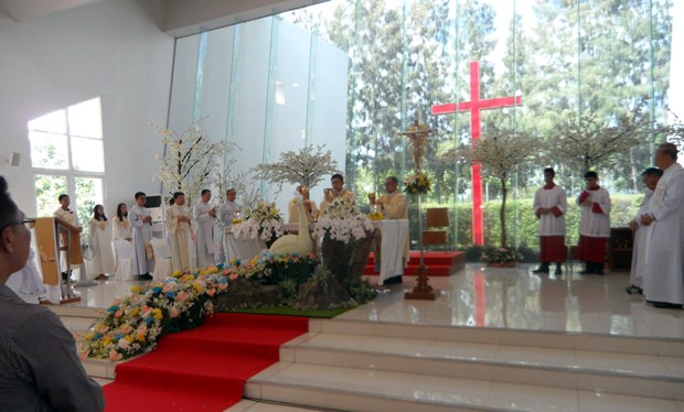 Bischof Silvio (Mitte am Altar) zelebriert die Messe gemeinsam mit Pastor Philipp (rechts) und Vater Joe (links). 