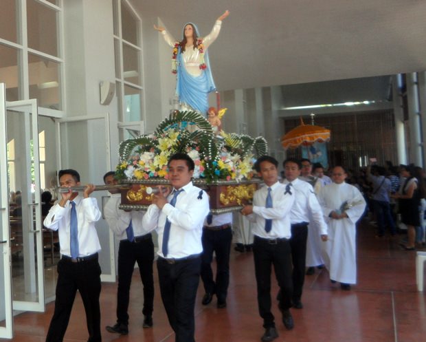 Die Marienstatue wird beim Umzug feierlich um die Kirche getragen. 