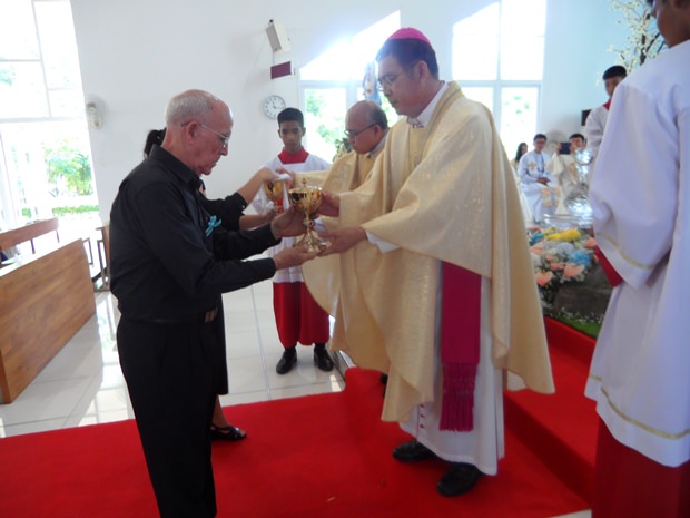 Bischiof Silvio erhält Geschenke vom Kirchenrat. 