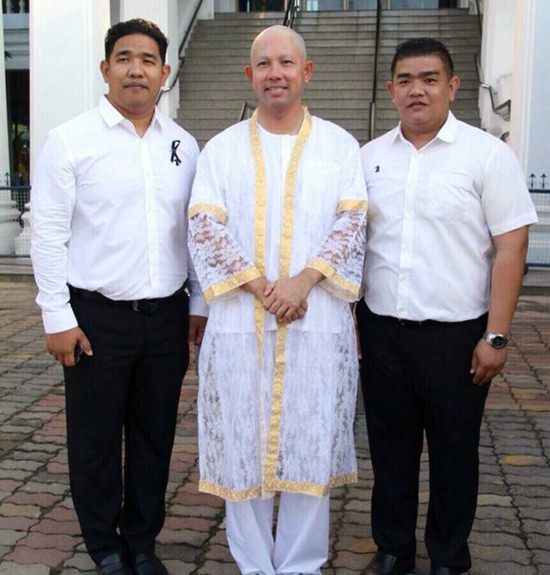 (Von links) Nakorn und Chalermpol Phollukin, der Vize der Administration Chonburi, sind mit dabei als Ittipol zum Mönch geweiht wird. 
