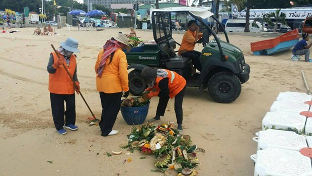 Die Arbeiter machen die Strände wieder sauber und sammeln die Krathong Überreste ein. Die Arbeiter machen die Strände wieder sauber und sammeln die Krathong Überreste ein.