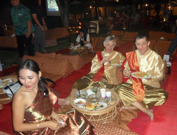 Zwei Gäste aus Ungarn in traditioneller Thai Kleidung.