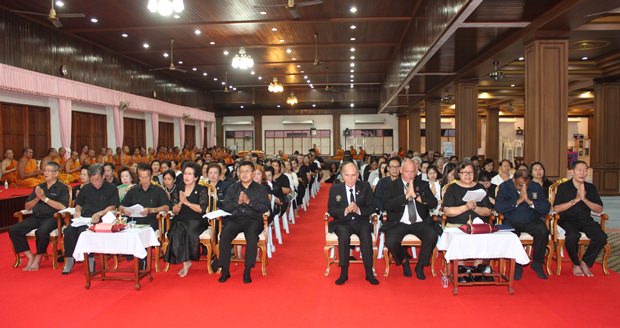 Rotarier aus allen Clubs Pattayas nahmen gemeinsam mit der Khakhai Familie an der Trauergebetsstunde teil. 