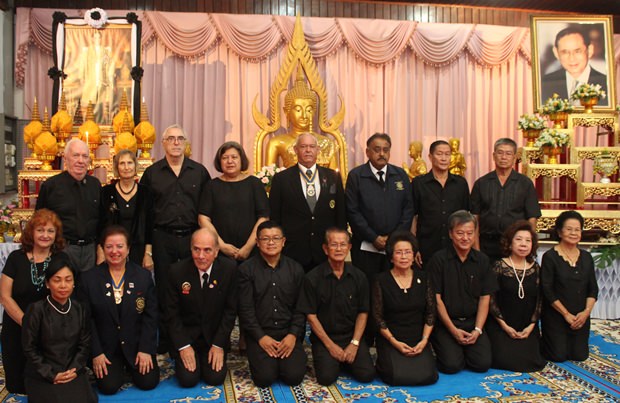 Rotarier und die Khakhai Familie bezeugen dem verstorbenen König ihren Respekt. 