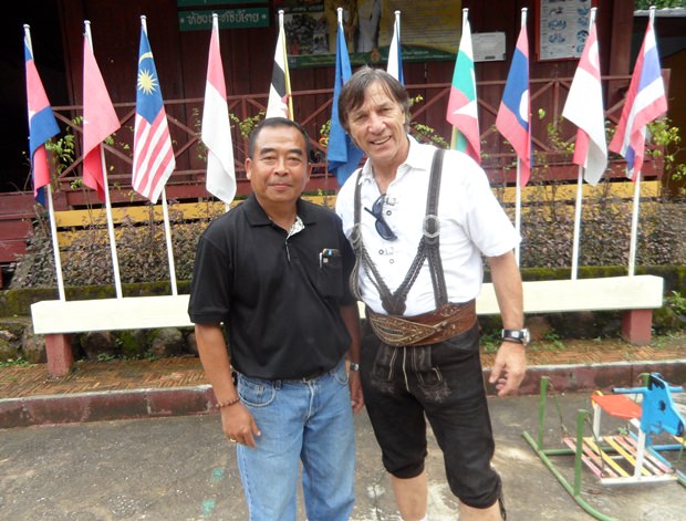 Zwei Schuldirektoren unter sich: einer aus Thailand und einer aus Tirol. Zwei Schuldirektoren unter sich: einer aus Thailand und einer aus Tirol.