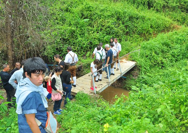 Von diesem Bach bekamen die Kinder ihr Duschwasser – bis die Wasserpumpe weggeschwemmt wurde. Von diesem Bach bekamen die Kinder ihr Duschwasser – bis die Wasserpumpe weggeschwemmt wurde.