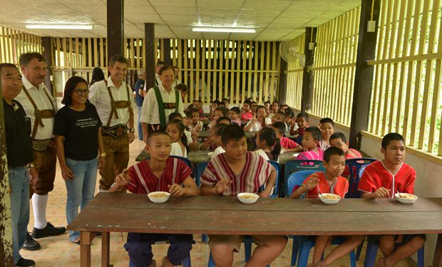 Die Kinder verspeisen erst die Nudelsuppe um danach die Besucher genauer in Augenschein zu nehmen. Die Kinder verspeisen erst die Nudelsuppe um danach die Besucher genauer in Augenschein zu nehmen.
