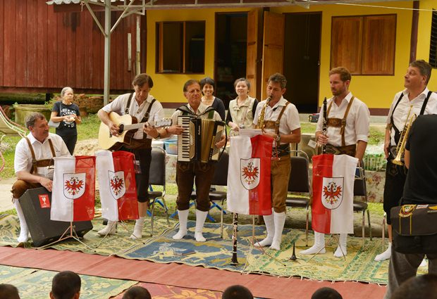 Hier die sechs Mitglieder der Bürgermeister Kapelle aus Tirol beim abspielem der thailändischen Hymne. 