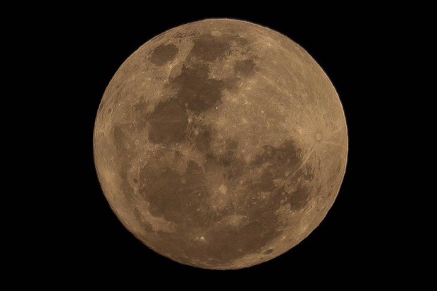Ein echter Super-Mond erleuchtete die wolkenlose Nacht. Ein echter Super-Mond erleuchtete die wolkenlose Nacht.