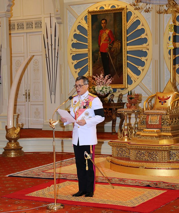 Seine Majestät König Vajiralongkorn Bodindradebayavarangkun bei seiner Rede nachdem er den Thron akzeptierte. (Büro des Königlichen Haushalts via AP)