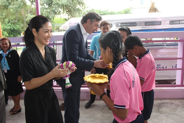 Die Kinder des Drop-In Centers schenken Botschafter Enno Drofenik und seiner Gattin Juri Blumen zur Begrüßung. 