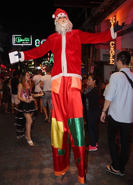 Ein Weihnachtsmann auf Stelzen.