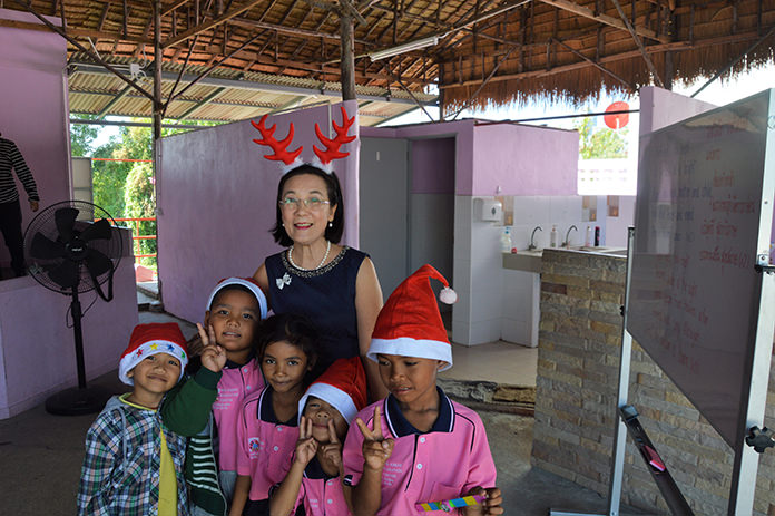 Rotary Club Eastern Seaboard beschenkt Kinder im Asien Education Center 