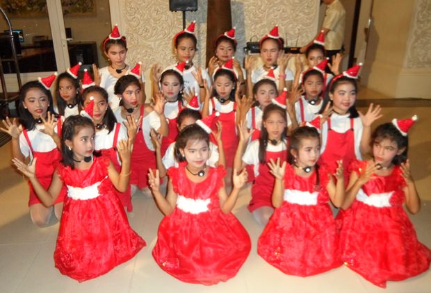 Die Kinder der Tung Klom Talman Schule bei Ihren besonders gekonnten Vorführungen. 