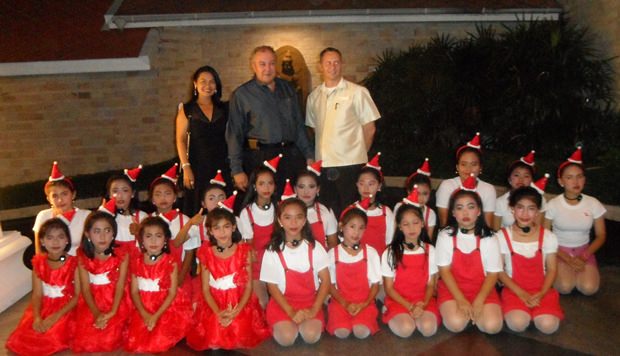Stolz stellen sich die Kinder der Tung Klom Talman Schule zum Erinnerungsfoto mit Ploy und Rene Pisters und Danilo Becker. 