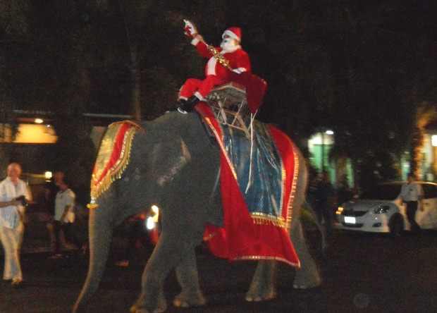 Der Weihnachtsmann kommt auf dem Elefantenrücken. 