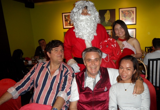 Der Weihnachtsmann mit seiner Helferin beim Erinnerungsfoto mit Gastgeber Axel und Bo Brauer. Ganz links sitzt Arien-Sänger Tony Tintinaglia. Der Weihnachtsmann mit seiner Helferin beim Erinnerungsfoto mit Gastgeber Axel und Bo Brauer. Ganz links sitzt Arien-Sänger Tony Tintinaglia.