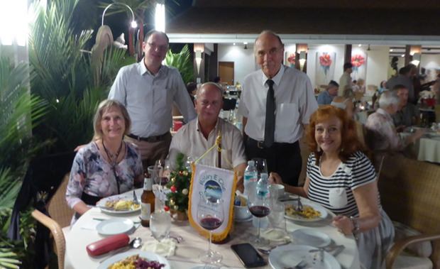 Die anwesenden Mitglieder des Rotary e-Clunbs Dolphin Pattaya International. Von links sitzend: Dr. Margret Deter, Thomas Jaeger und Ehrenmitglied Elfi Seitz. Von links stehend: Michael Berger und Präsident Dr. Otmar Deter. Die anwesenden Mitglieder des Rotary e-Clunbs Dolphin Pattaya International. Von links sitzend: Dr. Margret Deter, Thomas Jaeger und Ehrenmitglied Elfi Seitz. Von links stehend: Michael Berger und Präsident Dr. Otmar Deter.