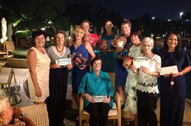 Die glücklichen Gewinnerinnen der Tombola, die von Präsidentin Andrea Weiss (ganz links) ihre Preise (bei denen etliche Gutscheine für das Büffett im Thai Garden Resort dabei sind) erhielten. 